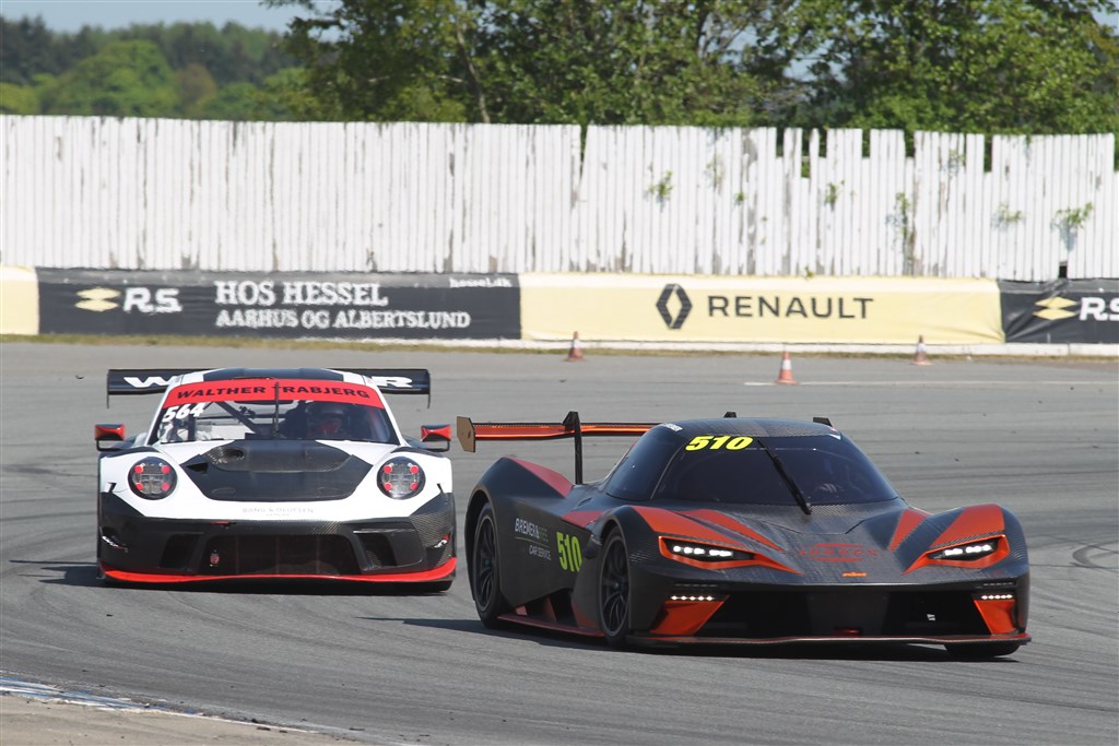 Ronnie Bremer (510) vandt begge løb, men Mikkel O. Pedersen satte nyt absolut banerekord i den Porsche 911 GT3 R (564), han delte med Walter Trabjerg.
(Foto: Henning Smed Madsen)
